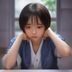 操场学堂内容主编苏晓晴的照片，坐在办公桌前翻阅训练资料，书架背景整洁专业